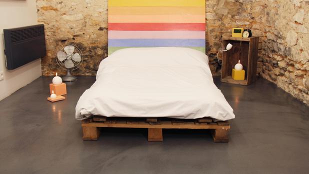 Chambre univers loft: Sol en béton ciré décoratif