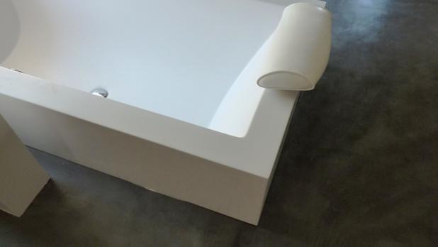 Sol de salle de bain design en béton ciré